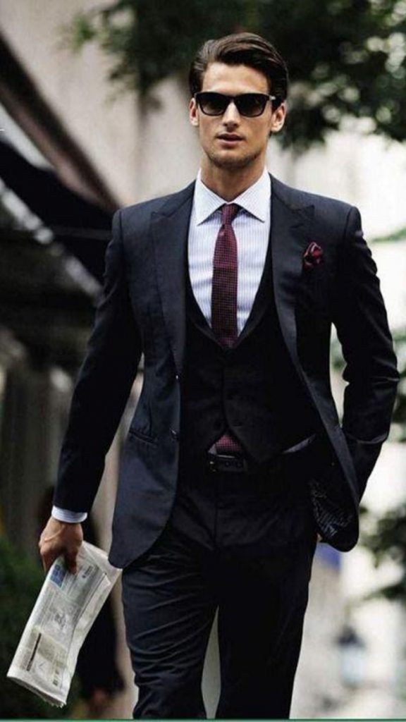 Áo vest nam body có màu sẫm rất hợp với dáng người to cao