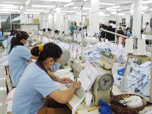 CAVINO xưởng sản xuất quần áo uy tín chất lượng