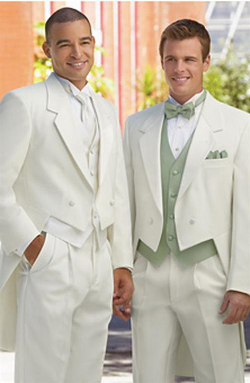 Vest cưới màu tắng phối cùng sơ mi trắng sẽ nổi bật và năng động.
